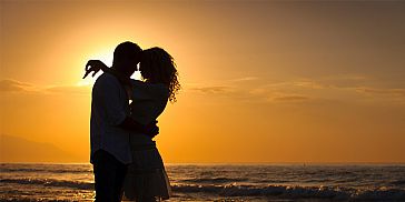 Coucher de soleil romantique en bateau pour couples et dîner sur la plage